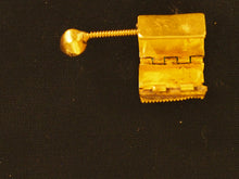 Load image into Gallery viewer, Gold earrings Tamil Nadu, India.