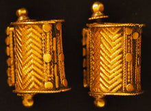 Load image into Gallery viewer, Gold earrings Tamil Nadu, India.