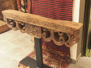 Wooden capital of a column, mounted as a console